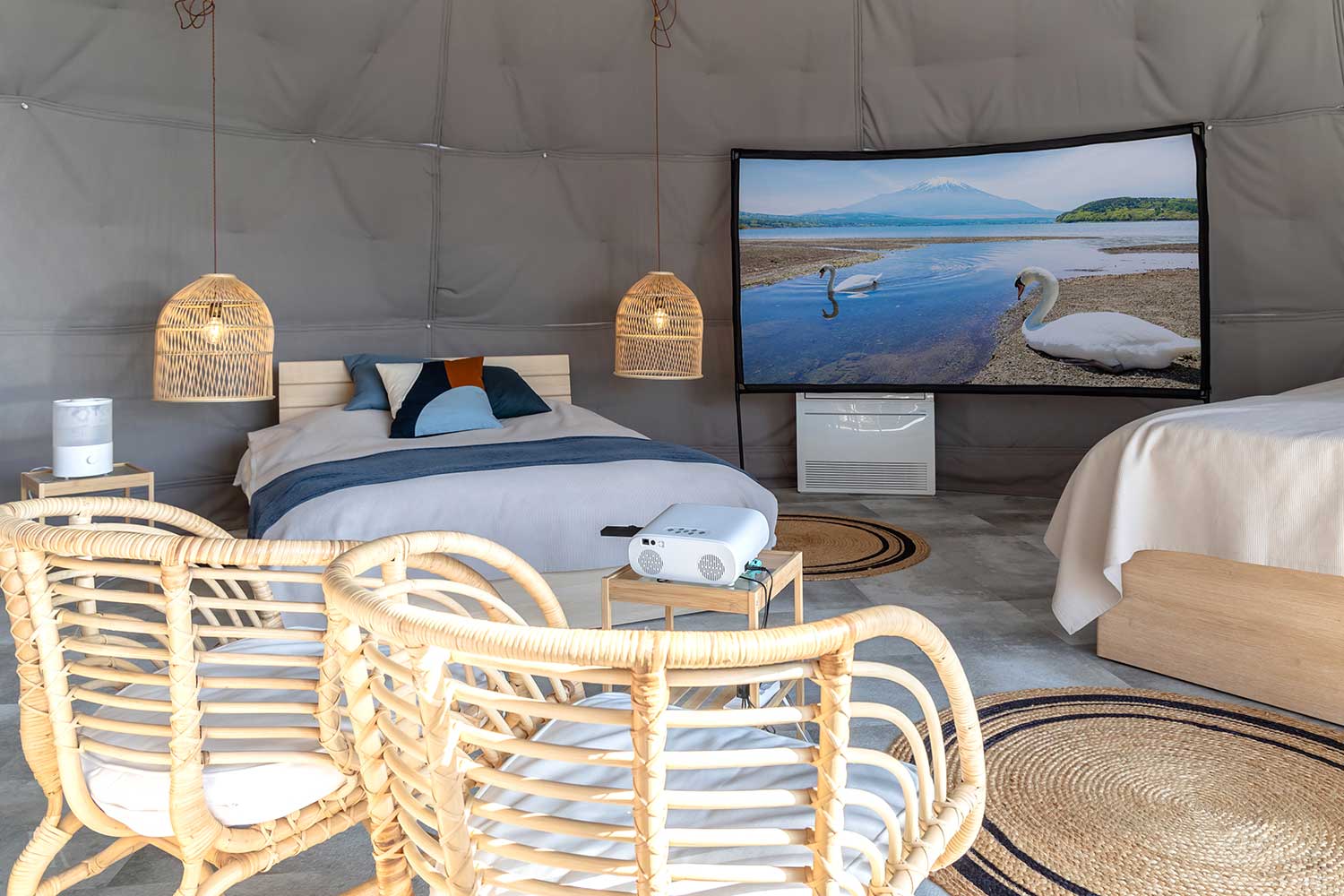 所有客房皆配備 100 吋圓頂劇院